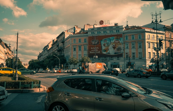 Lekapcsolják a digitális reklámfelületek kivilágítását csúcsidőben