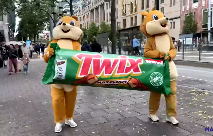 Elszaladt két mókus egy hatalmas Twix-szelettel