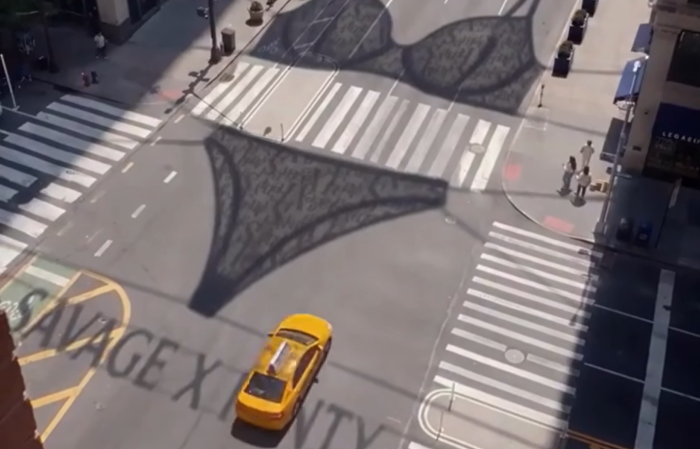 OOH a flaszteren: óriási fehérneműk árnyéka vetül New York utcáira