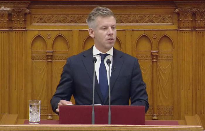 Magyar Péter bejelentette: jön a 3,75 százalékos reklámadó