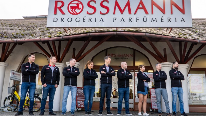 Árufeltöltőnek és kasszásnak álltak a Rossmann vezetői 