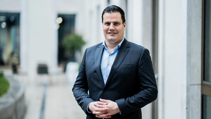 A viharban is tudni kell kormányozni a hajót