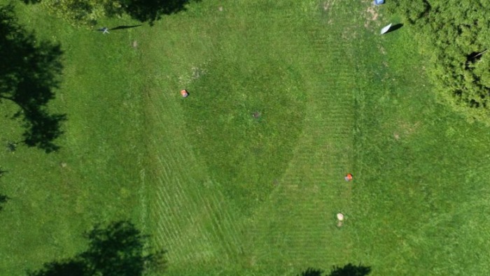 A Husqvarna robotfűnyírói nyírtak be egy gigaszívet a fűbe