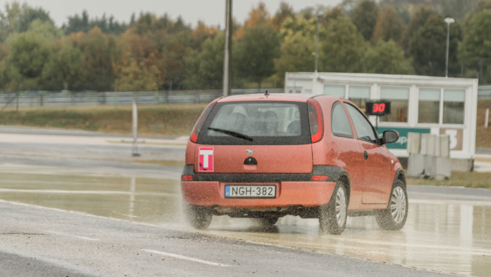 Ingyenes vezetéstechnikai tréninget indít a HUMDA