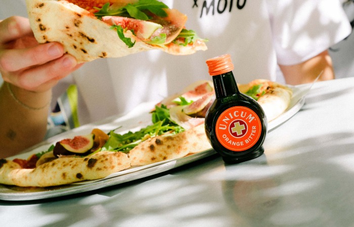Összeállt a Zwack a Motóval és megszületett az Unicummal készült pizza 