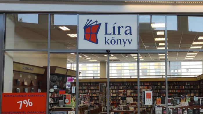 Megvan az ítélet: uniós jogot sért a könyvek fólizását előíró „homofób törvény”