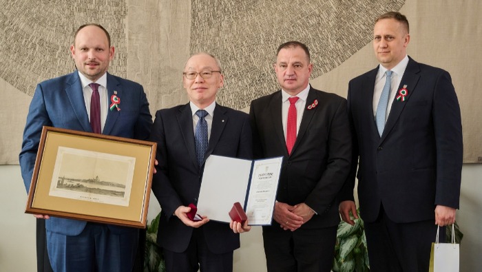 Kitüntetésben részesült Atsumi Masato