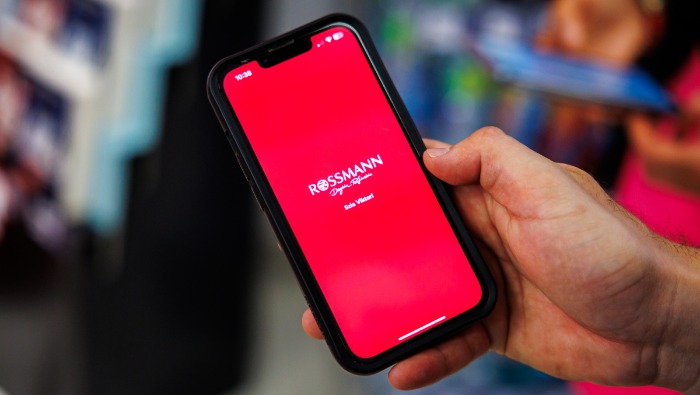 Digitálisra cseréli plasztikkártyáit a Rossmann