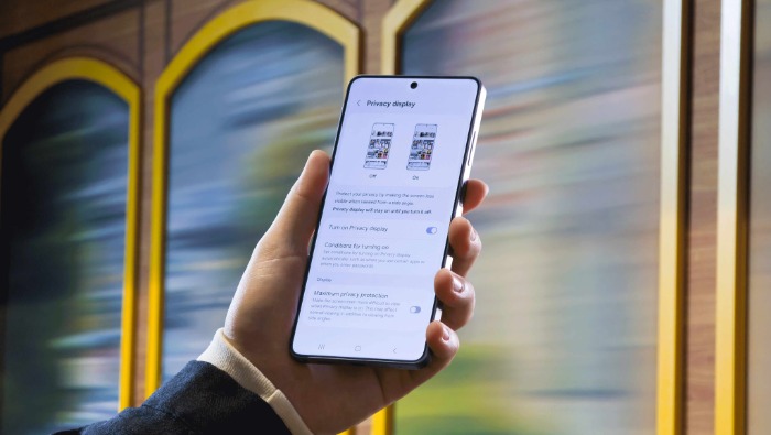 Kíváncsiskodó idegenek - állandóan rápillantanak a képernyőnkre mások is, főleg a metrón