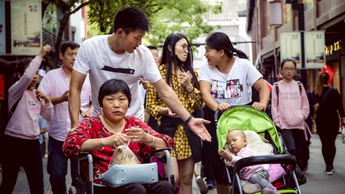 Szendvicsgeneráció: dupla nyomás a kisgyerekes szülőkön, akiknek saját szüleikről is gondoskodniuk kell