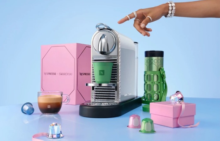 Innád a luxust? A Nespresso és a Swarovski összeállt az ünnepekre: kristályokkal diszített kávégépet mutattak be
