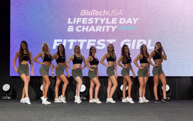 5. A BioTechUSA Fittest Girl 2022 döntősei sportruházatban...